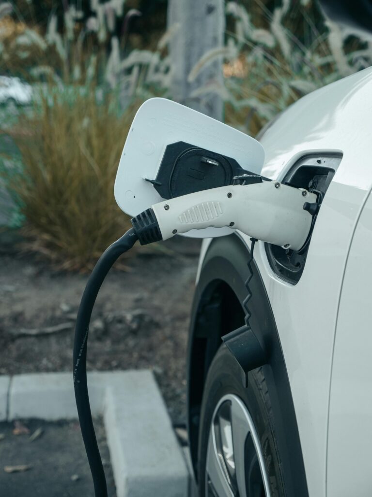 Borne de recharge électrique pour véhicules installée sur parking d’entreprise en Rhône-Alpes